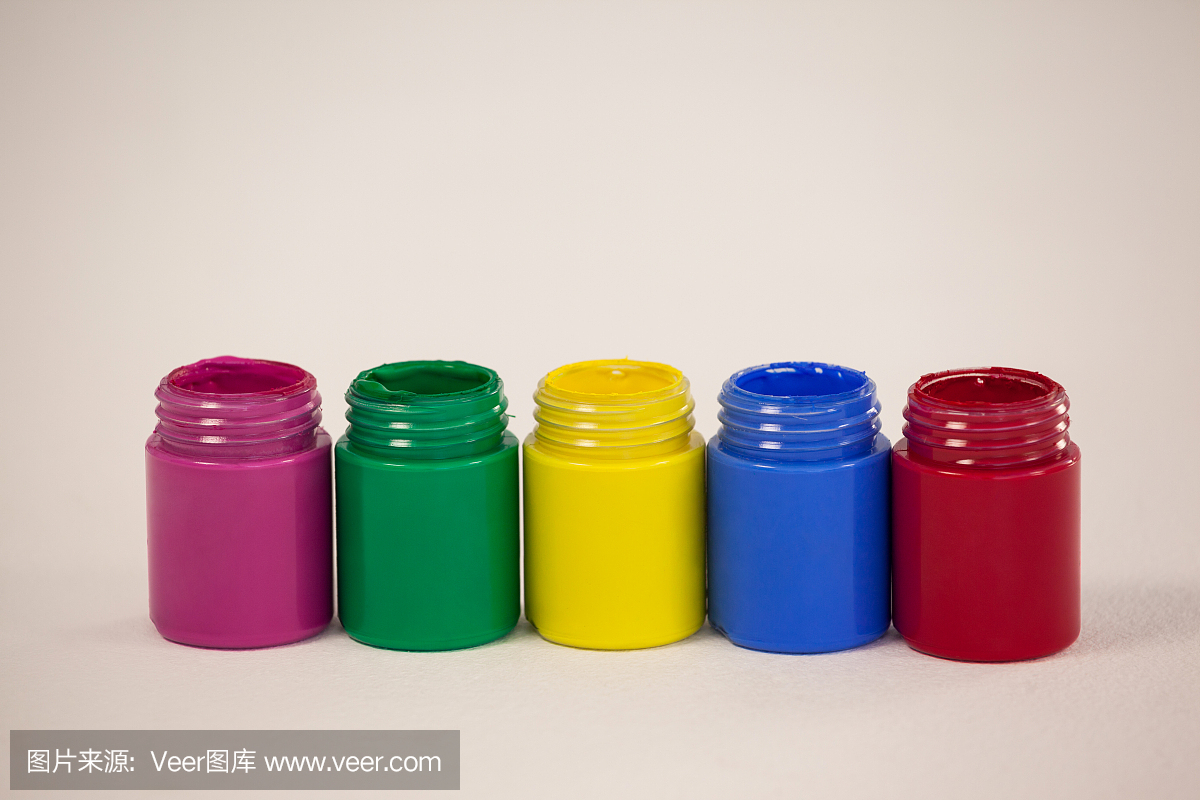 以白色为背景的水彩颜料