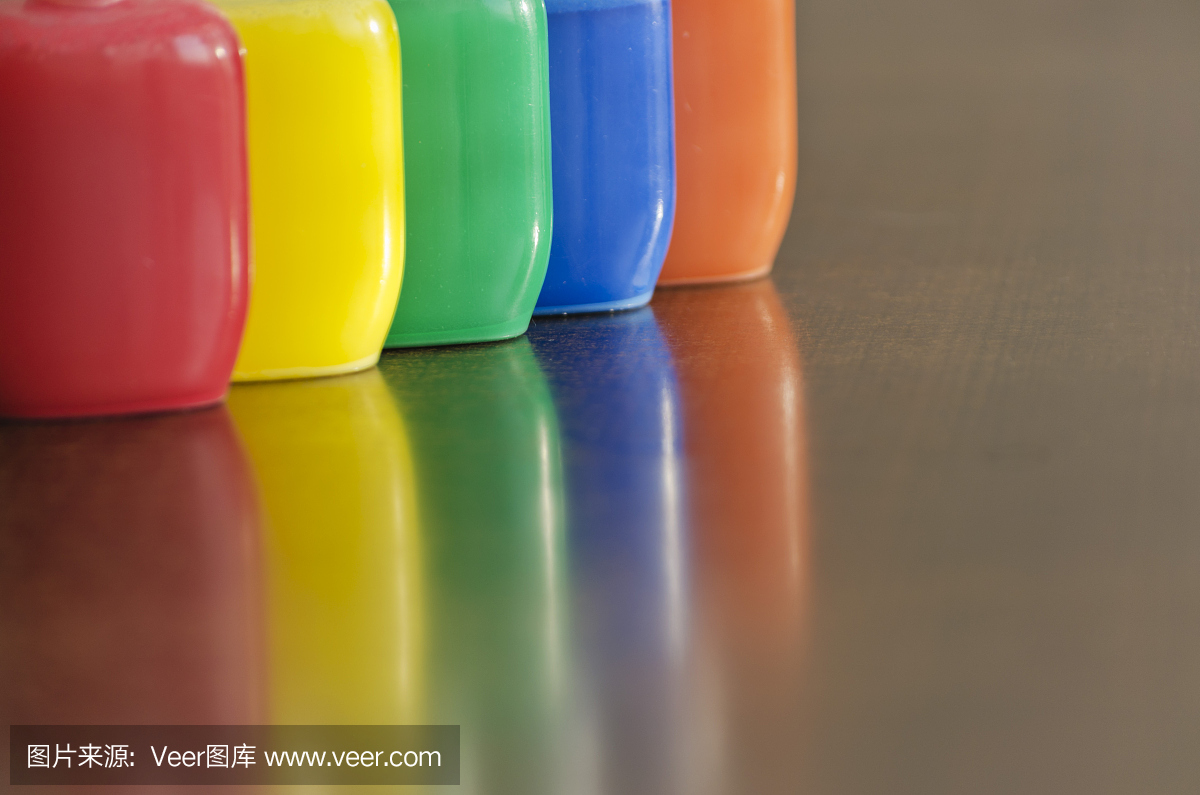 小塑料瓶里的水彩画