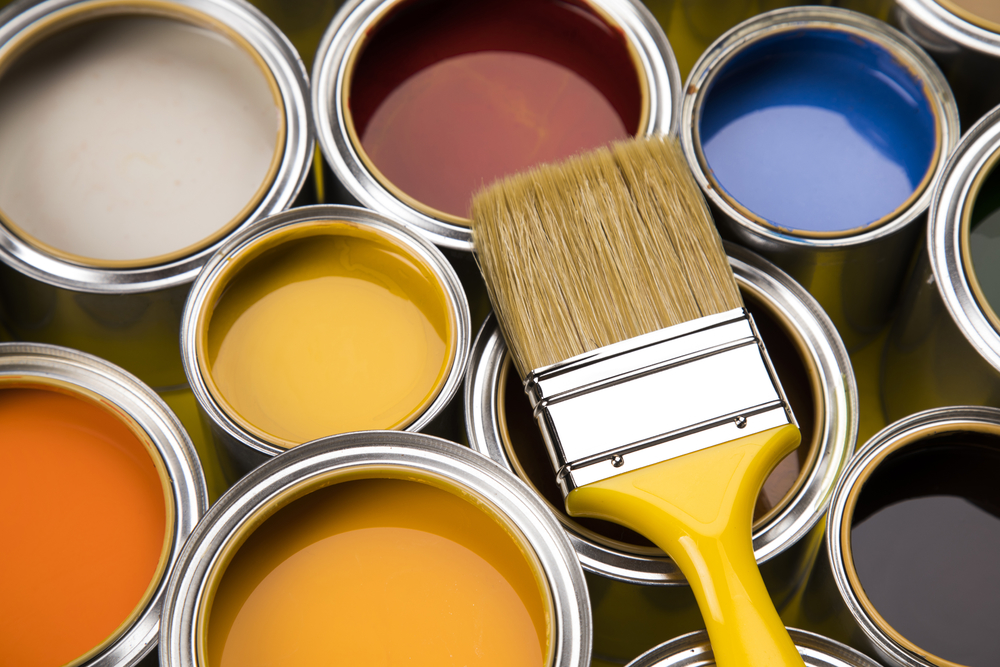 油漆罐和画笔黄色背景