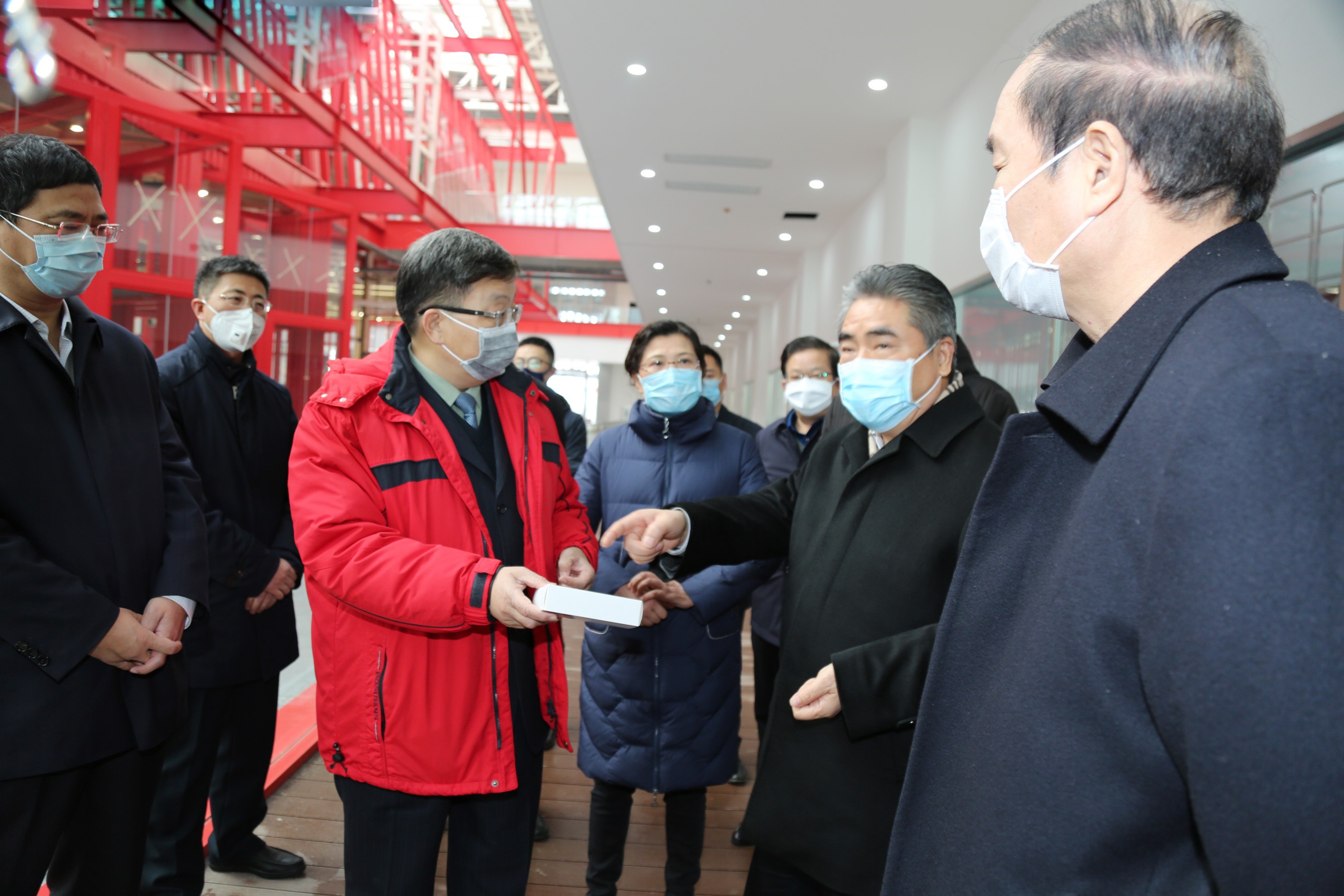 市委书记项雪龙一行莅临pa旗舰厅药业 关怀指导新冠肺炎防控药物生产工作